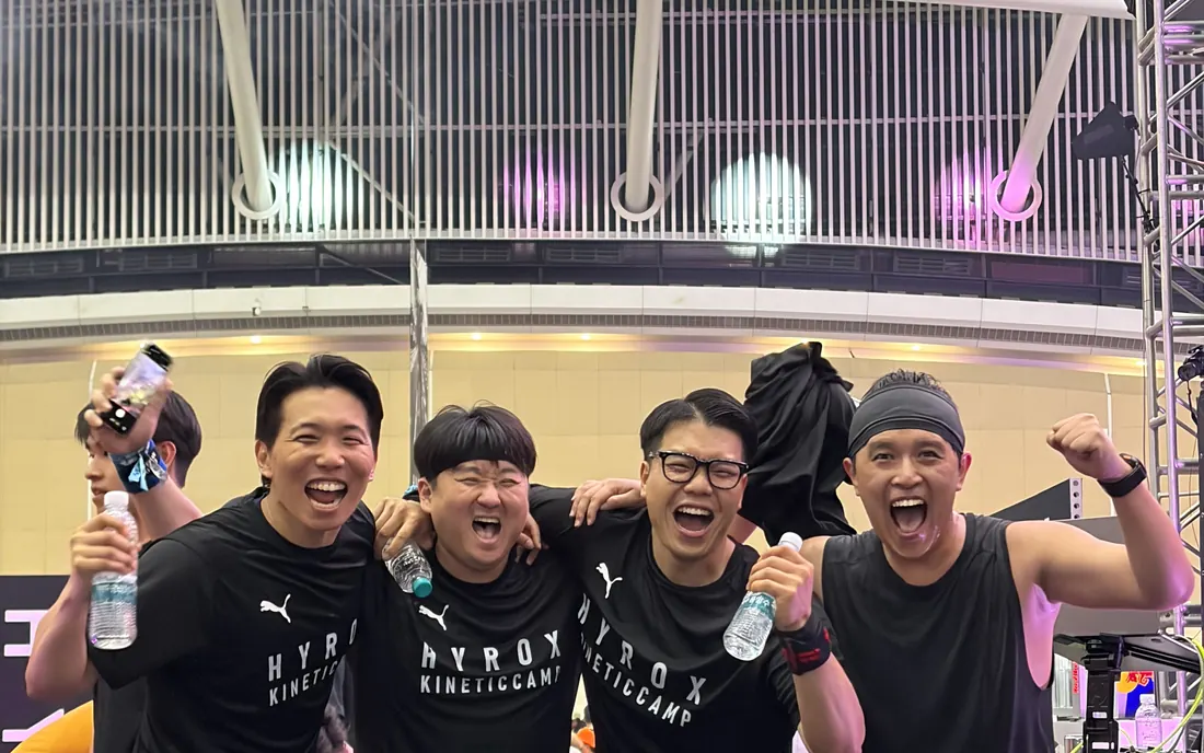환호하는 남성 회원들