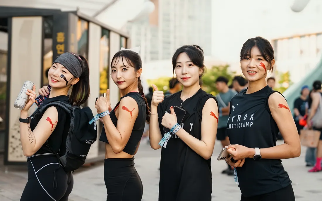 대회장에서 웃는 여성 회원들